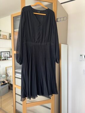 Ann Taylor Black Pleated Long-Sleeve Midi Dress